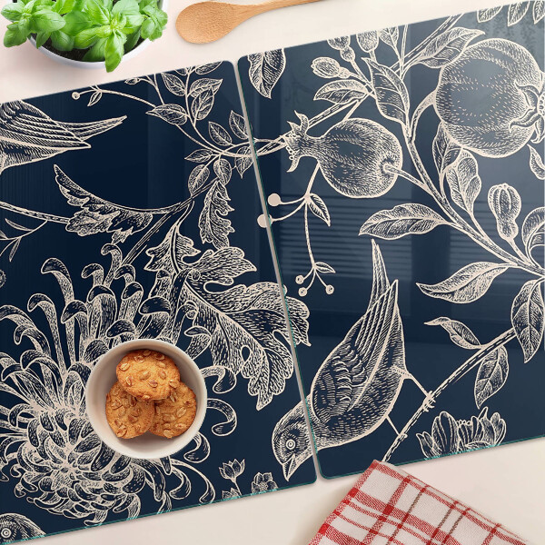 Tabla de cortar Flores y pájaros sobre un fondo oscuro.