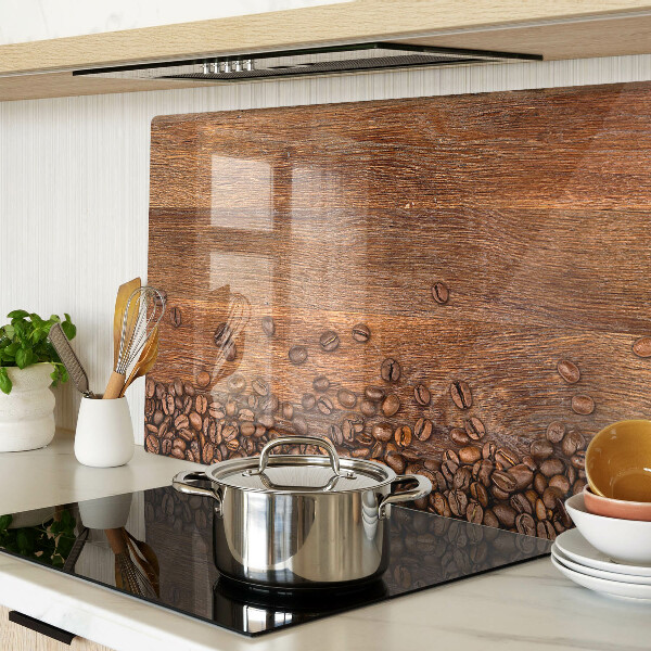 Tabla de cocina Granos de café sobre un fondo de madera