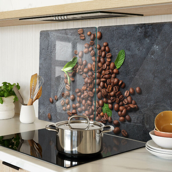 Tabla de cortar de cristal Granos de café sobre un fondo de piedra