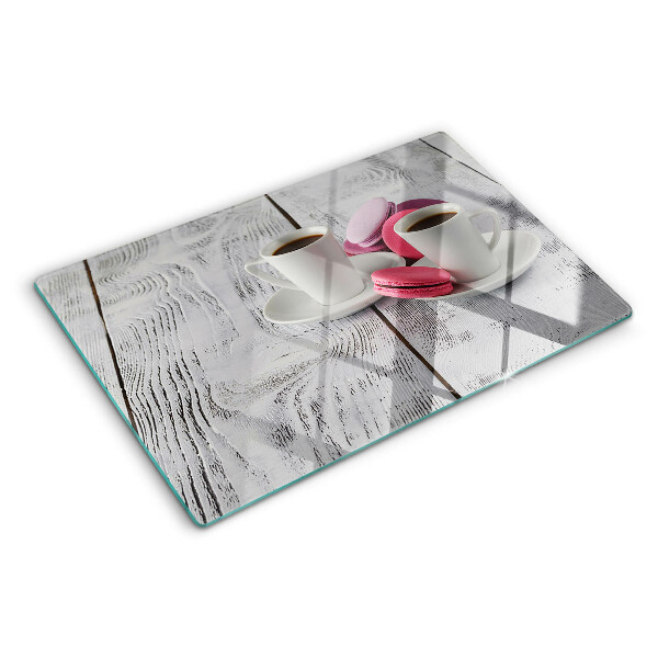 Tabla para cortar Café y macarrones sobre un fondo de madera.