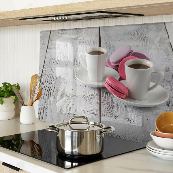 Tabla para cortar Café y macarrones sobre un fondo de madera.