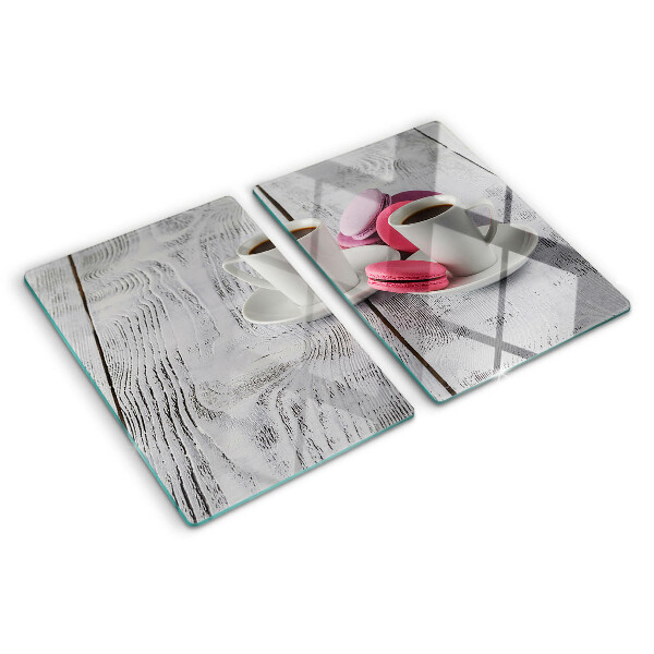 Tabla para cortar Café y macarrones sobre un fondo de madera.