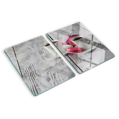 Tabla para cortar Café y macarrones sobre un fondo de madera.