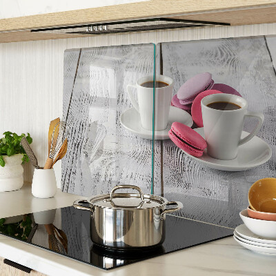 Tabla para cortar Café y macarrones sobre un fondo de madera.