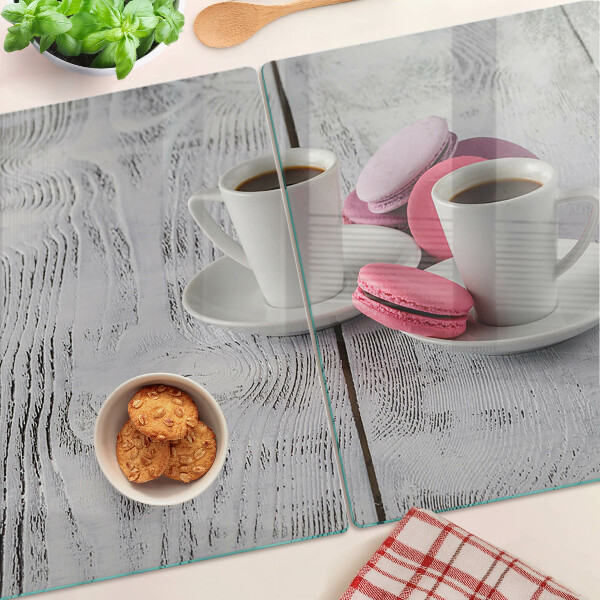 Tabla para cortar Café y macarrones sobre un fondo de madera.