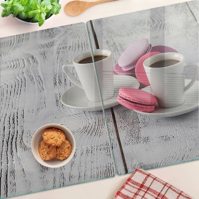 Tabla para cortar Café y macarrones sobre un fondo de madera.