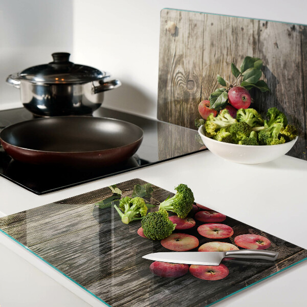 Tabla de cortar de cristal Manzanas sobre un fondo de madera