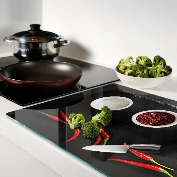 Szklana deska do krojenia Przyprawy i czerwone papryczki