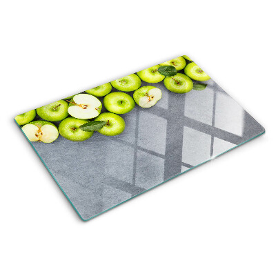 Tabla de cortar Manzanas verdes sobre una superficie gris