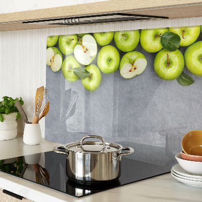 Tabla de cortar Manzanas verdes sobre una superficie gris