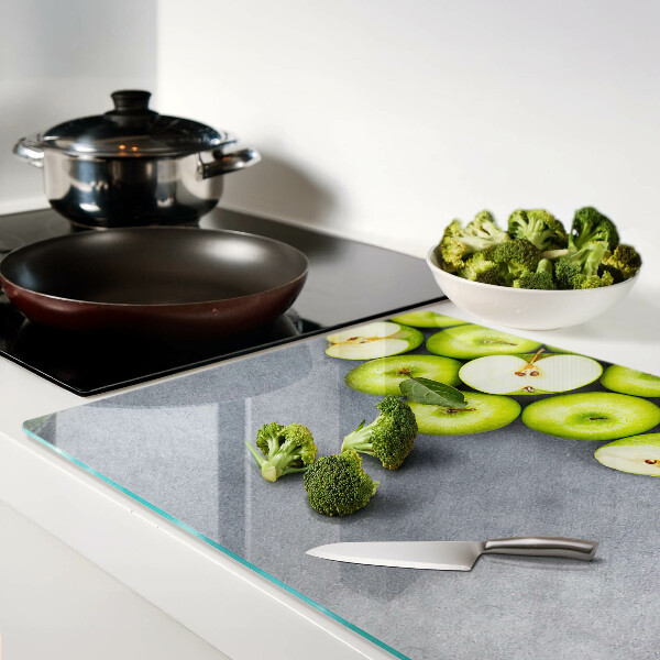 Tabla de cortar Manzanas verdes sobre una superficie gris