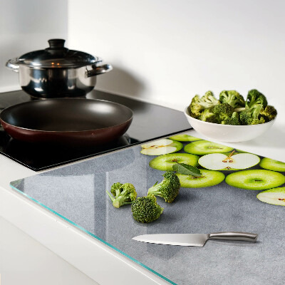 Tabla de cortar Manzanas verdes sobre una superficie gris