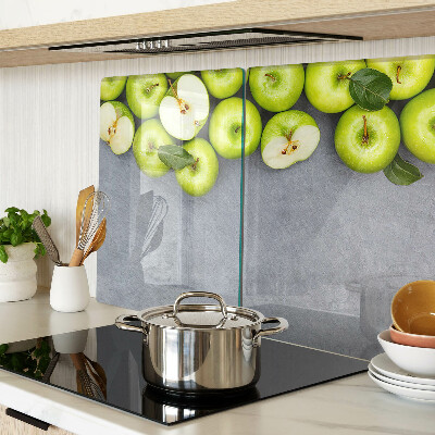 Tabla de cortar Manzanas verdes sobre una superficie gris