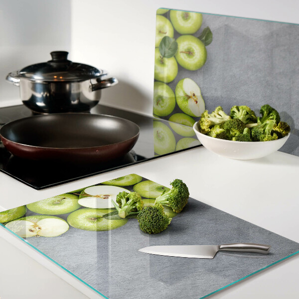 Tabla de cortar Manzanas verdes sobre una superficie gris