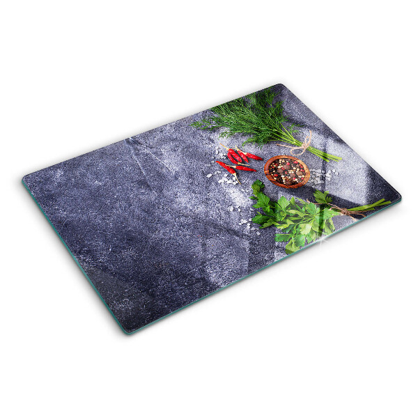 Tabla de cocina Hierbas y especias sobre un fondo de piedra.