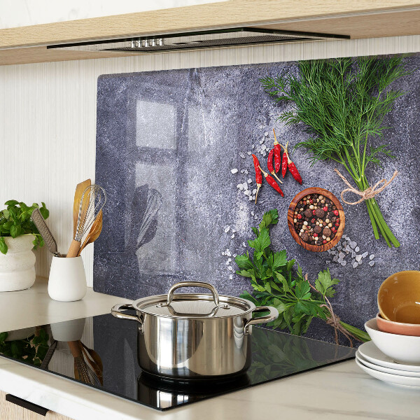 Tabla de cocina Hierbas y especias sobre un fondo de piedra.