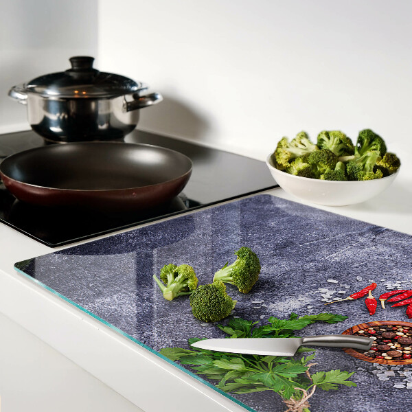 Tabla de cocina Hierbas y especias sobre un fondo de piedra.