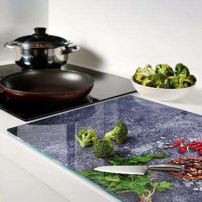 Tabla de cocina Hierbas y especias sobre un fondo de piedra.