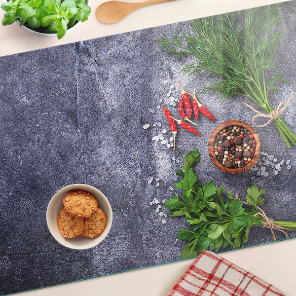 Tabla de cocina Hierbas y especias sobre un fondo de piedra.