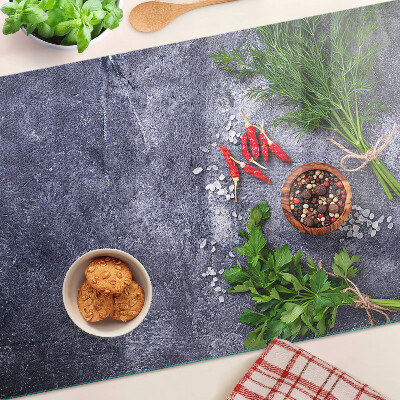 Tabla de cocina Hierbas y especias sobre un fondo de piedra.