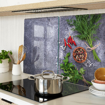 Tabla de cocina Hierbas y especias sobre un fondo de piedra.