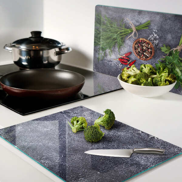 Tabla de cocina Hierbas y especias sobre un fondo de piedra.