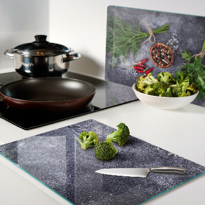 Tabla de cocina Hierbas y especias sobre un fondo de piedra.