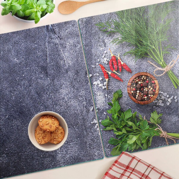 Tabla de cocina Hierbas y especias sobre un fondo de piedra.