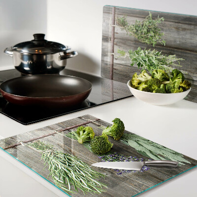 Tabla de cortar Hierbas sobre un fondo de madera