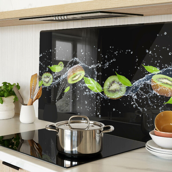 Tabla para cortar Kiwi en agua con hojas