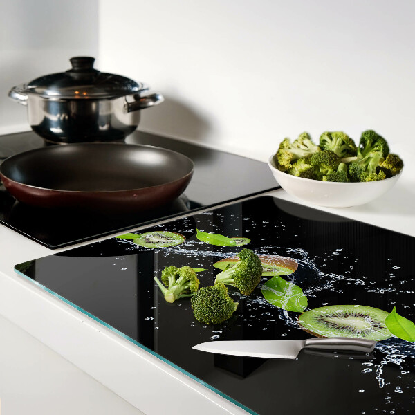 Tabla para cortar Kiwi en agua con hojas