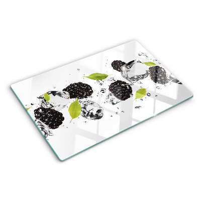 Tabla para cortar Frambuesas con hojas y gotas de agua.