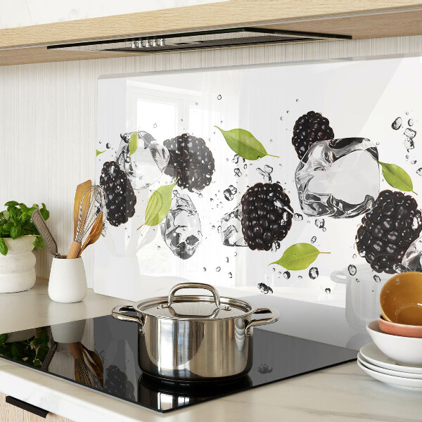 Tabla para cortar Frambuesas con hojas y gotas de agua.