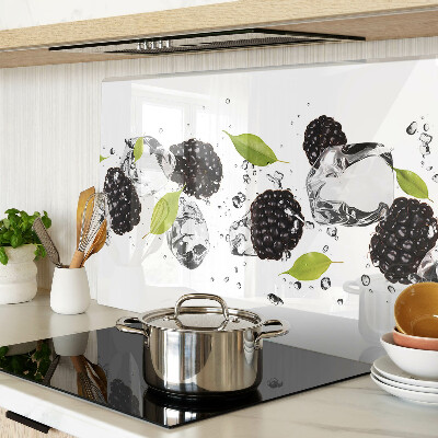 Tabla para cortar Frambuesas con hojas y gotas de agua.