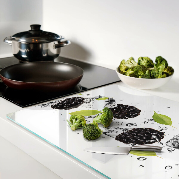 Tabla para cortar Frambuesas con hojas y gotas de agua.