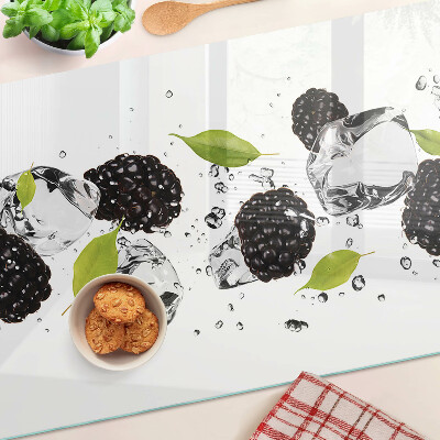 Tabla para cortar Frambuesas con hojas y gotas de agua.