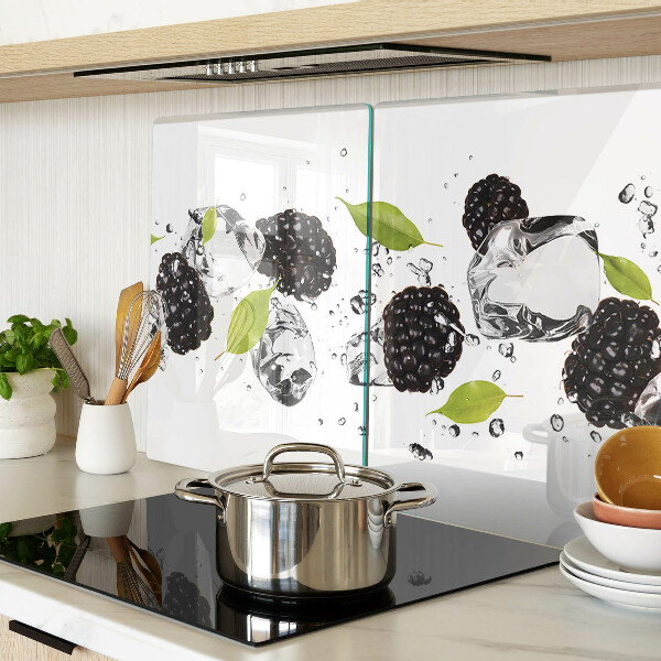 Tabla para cortar Frambuesas con hojas y gotas de agua.