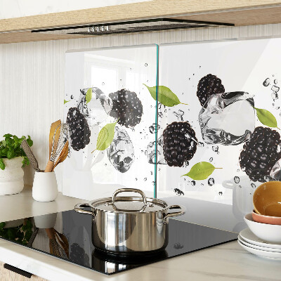 Tabla para cortar Frambuesas con hojas y gotas de agua.