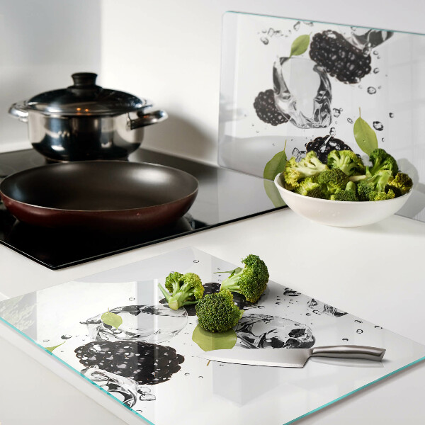 Tabla para cortar Frambuesas con hojas y gotas de agua.