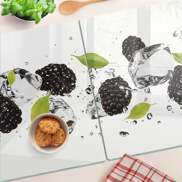 Tabla para cortar Frambuesas con hojas y gotas de agua.