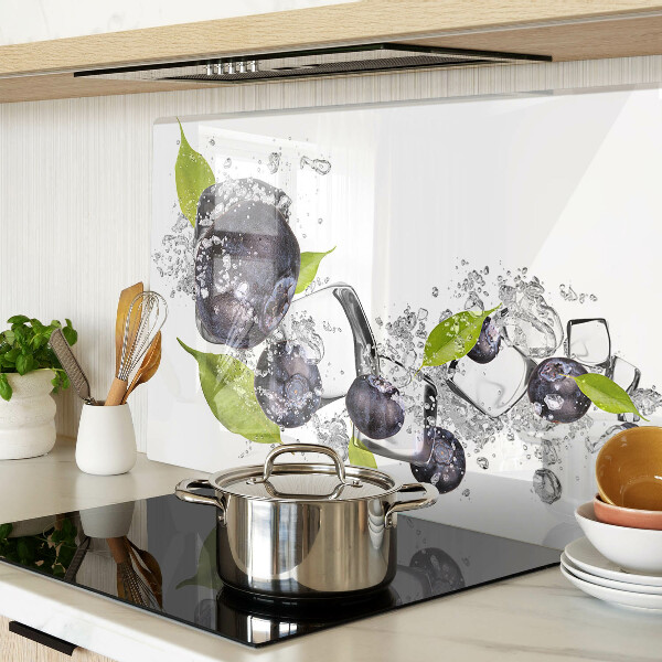 Tabla de cocina Ciruelas en agua con hojas