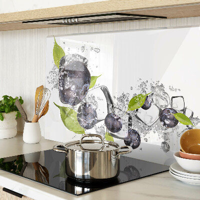 Tabla de cocina Ciruelas en agua con hojas