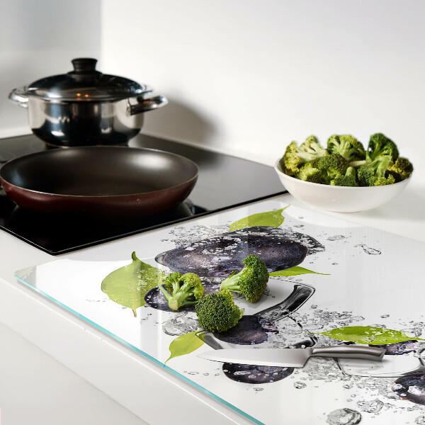 Tabla de cocina Ciruelas en agua con hojas