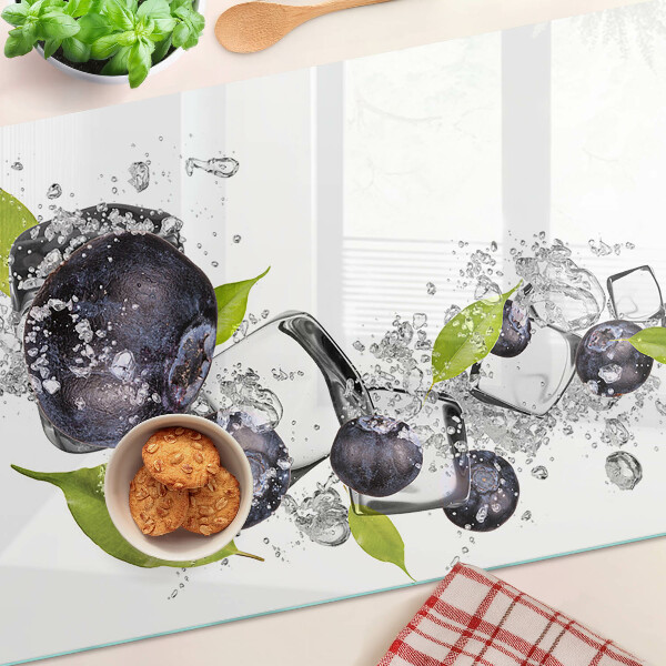 Tabla de cocina Ciruelas en agua con hojas