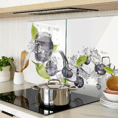 Tabla de cocina Ciruelas en agua con hojas