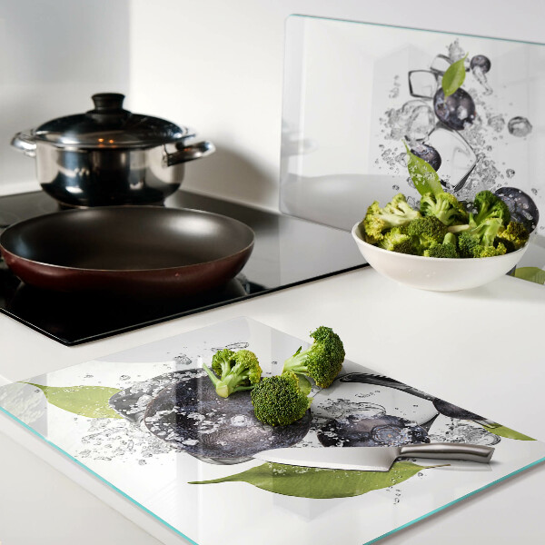 Tabla de cocina Ciruelas en agua con hojas