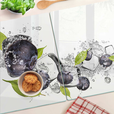 Tabla de cocina Ciruelas en agua con hojas