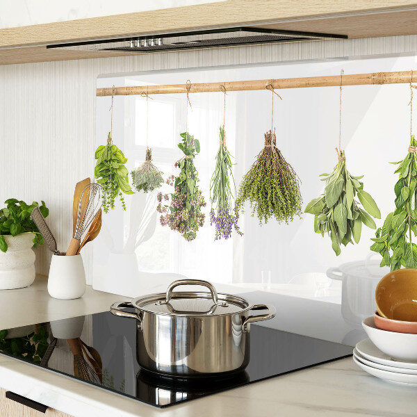 Tabla de cortar Hierbas secadas en una cuerda