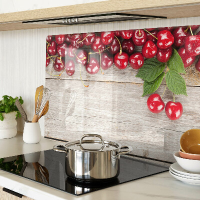 Tabla de cortar Cerezas sobre un fondo de madera