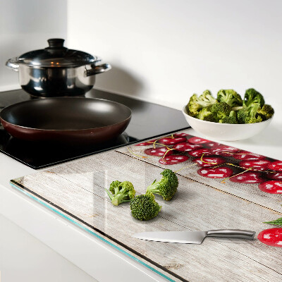 Tabla de cortar Cerezas sobre un fondo de madera